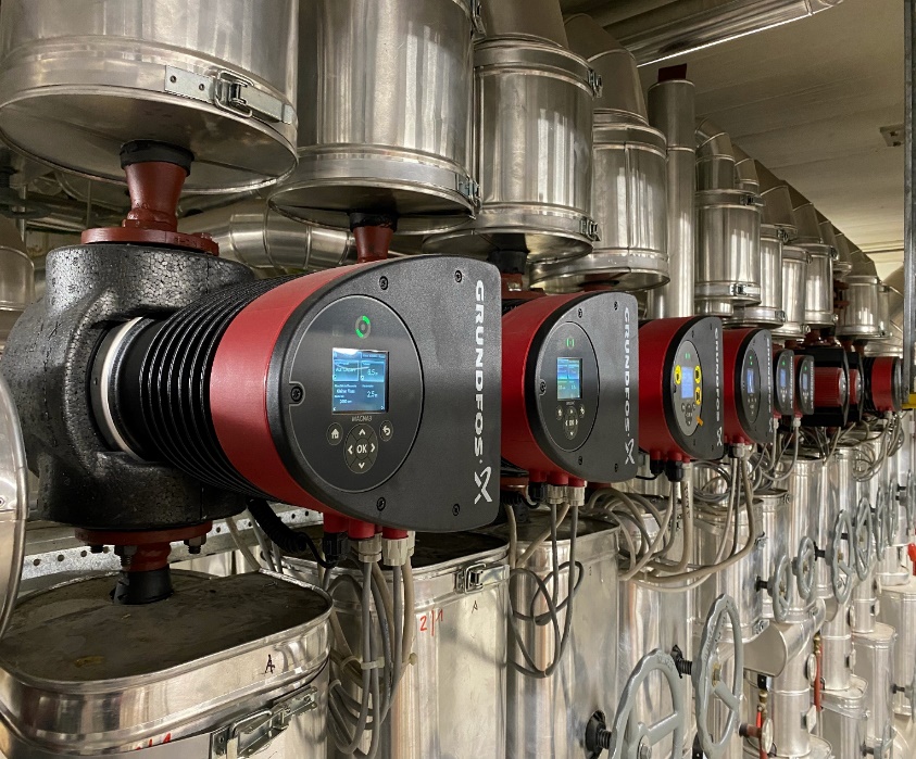 Ein Bild, das mehrere hocheffiziente Umwälzpumpen zeigt