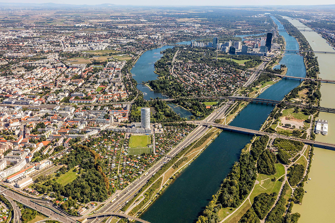 Luftbildaufnahme der alten und der neuen Donau und des Hauptstroms