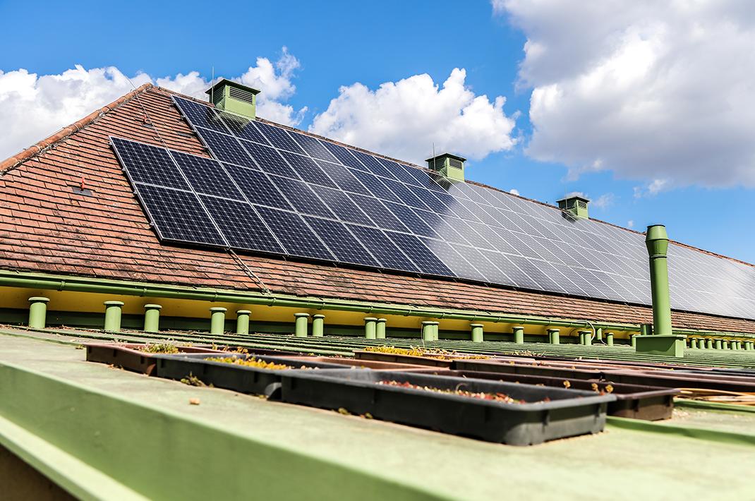 Solarpanele auf einem Dach