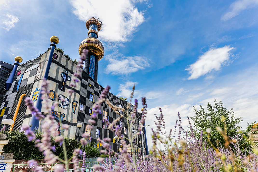 Die Wiener Müllverbrennungsanlage Spittelau, im Vordergrund Blumen
