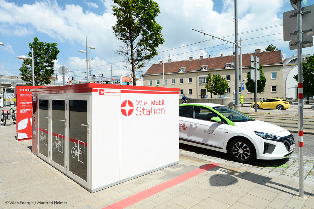 Eine Wien Mobil-Station mit Carsharing-Fahrzeug