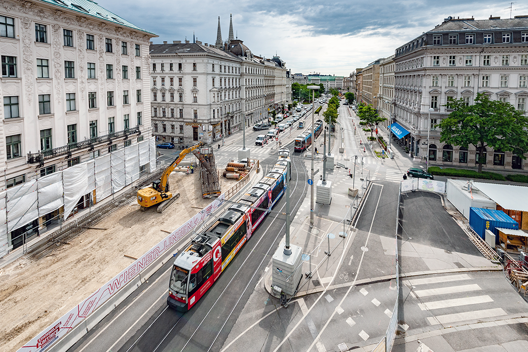 Bauarbeiten entlang einer Straßenbahnstrecke