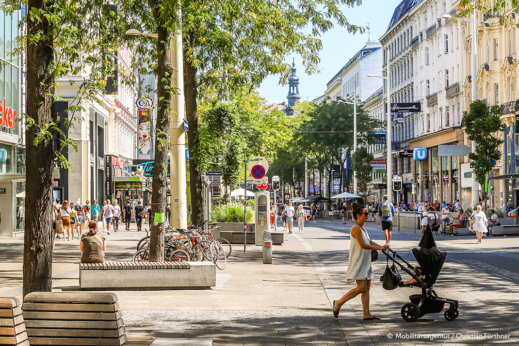 Begegnungszone Mariahilfer Straße, im Vordergrund eine Frau mit Kinderwagen