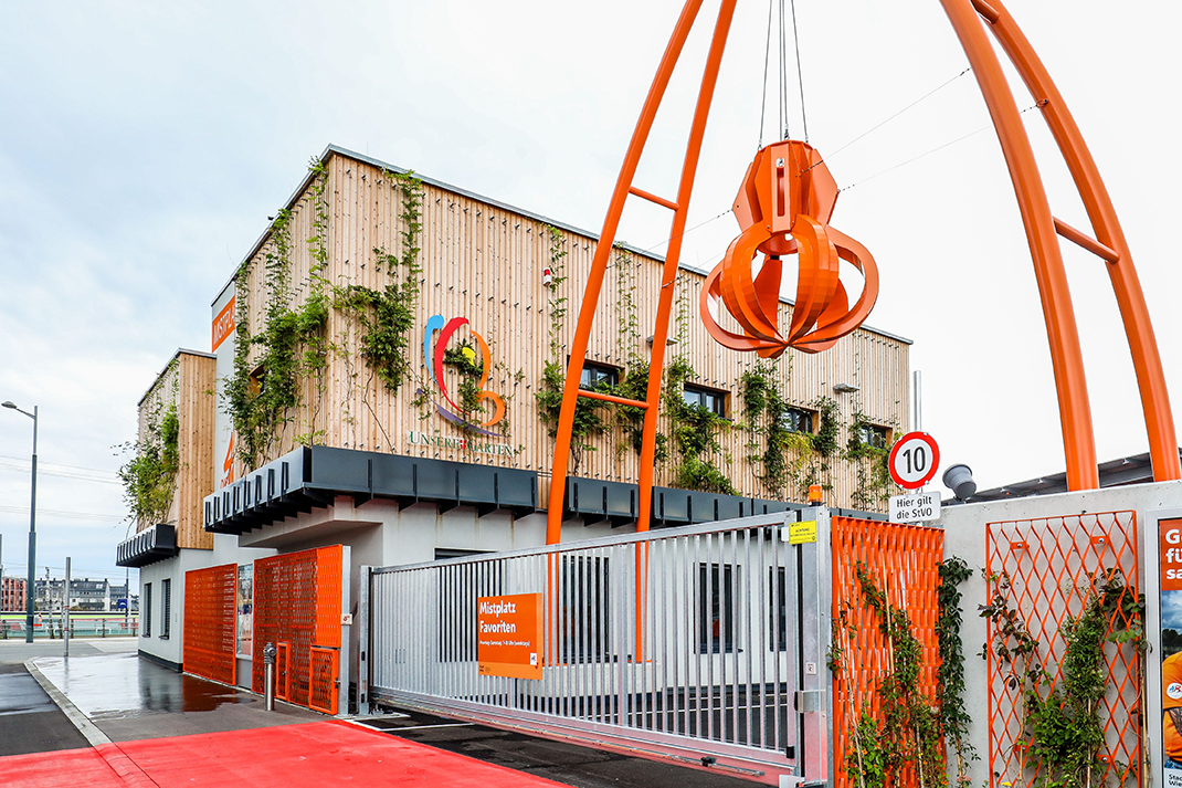 Detail einer Handyreparatur mit Halteklammern