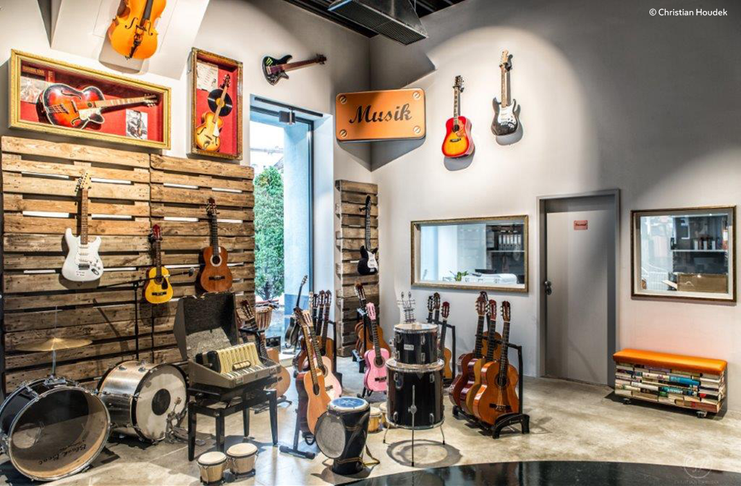 Das 48er-Tandlershop mit ausgestellten Musikinstrumenten