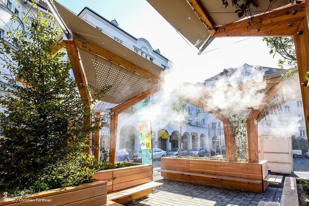 Wassersprühanlage in einer begrünten Fußgängerzone