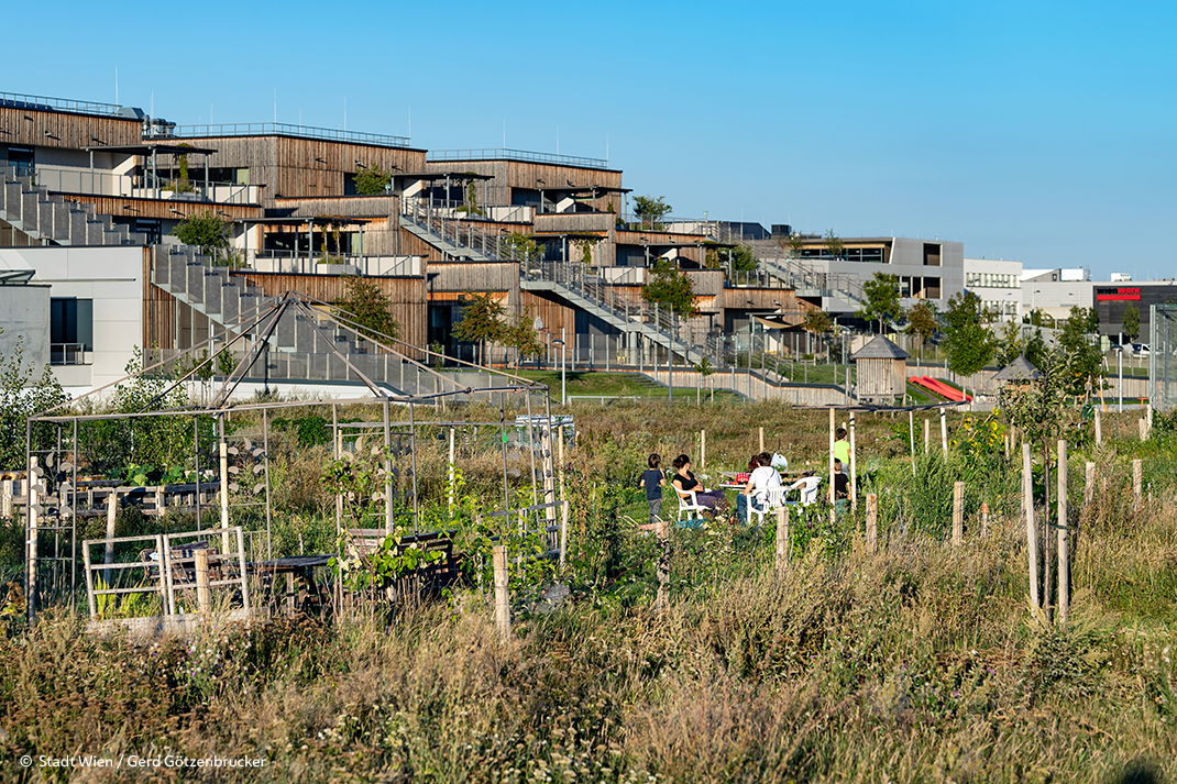 Häuser mit begrünten Terrassen und Gärten