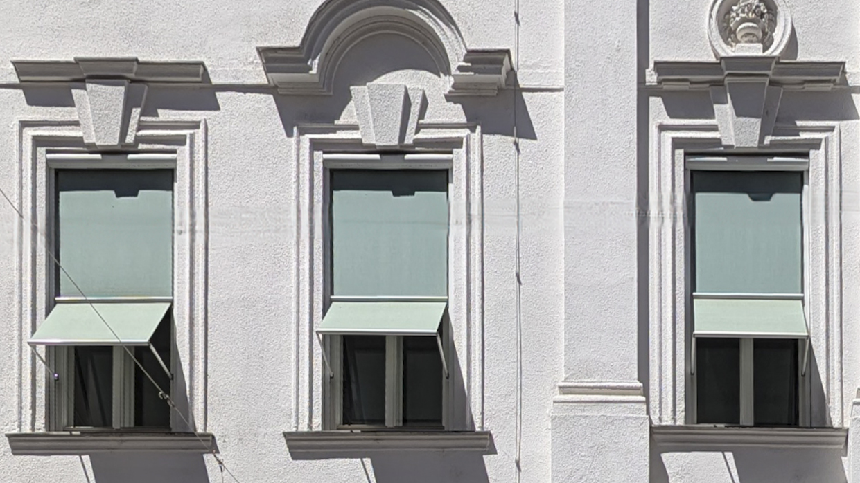 Kapitelbild: Grüne Markisoletten an einem dekorierten Gründerzeithaus.