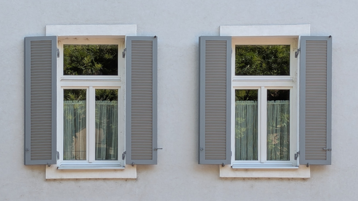 Kapitelbild: Klappläden an einem entdekorierten Gründerzeithaus.