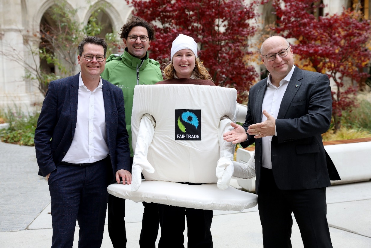 Abbildung: Klimastadtrat Czernohorszky, Stadt Wien-Umweltschutz-Leiter Kienesberger und Fairtrade-Österreich-Geschäftsführer Kirner bei der Feier zur  FAIRTRADE-Partnerstadt Wien © PID, Votava 