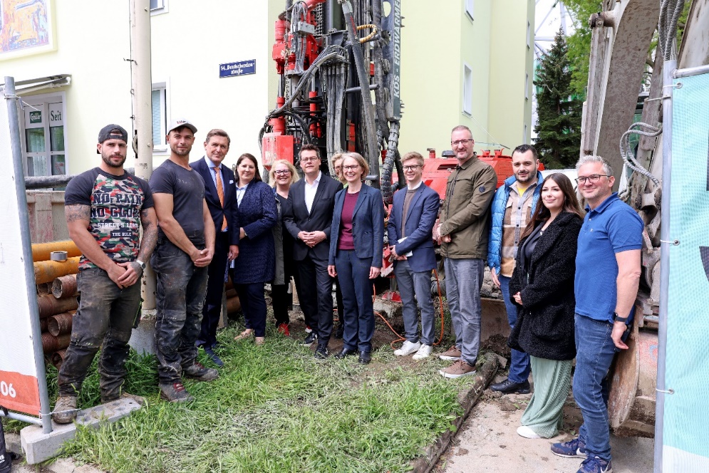 Abbildung: Start der Tiefenbohrungen für den Gemeindebau Deutschordenstraße. © PID, Votava