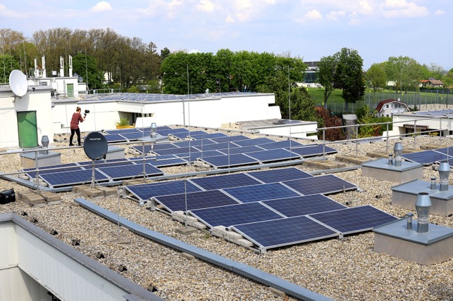Abbildung: Die PV-Anlage auf dem Gemeindebau Ameisbachzeile. © Votava