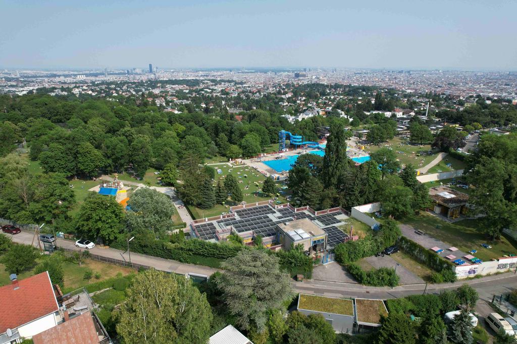 Abbildung: Eine neue Photovoltaikanlage für das Schafbergbad. © Stadt Wien – Bäder