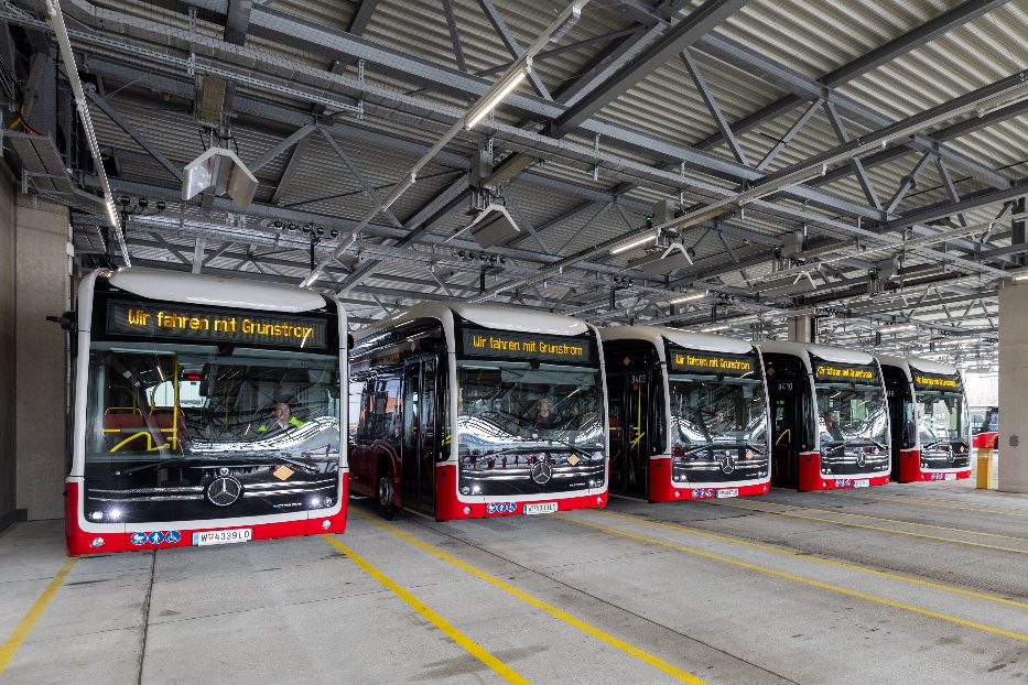 Abbildung: Busse im neuen E-Mobilitätscenter Siebenhirten. © Simon Wöhrer, Wiener Linien 