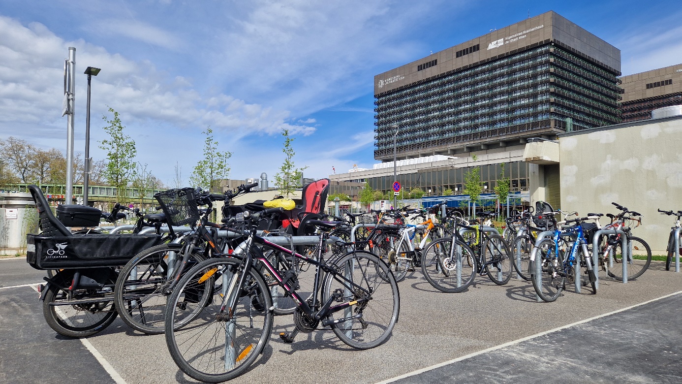 Abbildung: Fahrradabstellplätze am AKH Wien © Roland Epler
