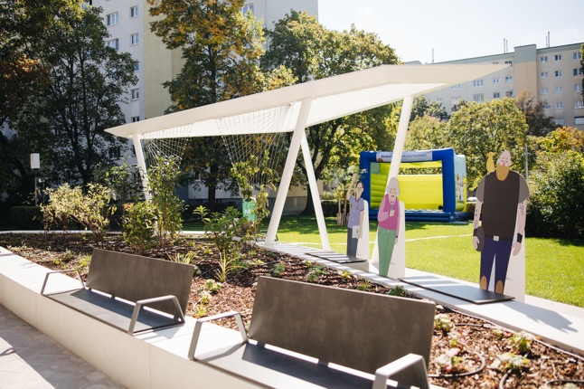 Abbildung: Der Mehrgenerationenplatz in der Per-Albin-Hansson-Siedlung. © Wiener Wohnen, Studio Fetz