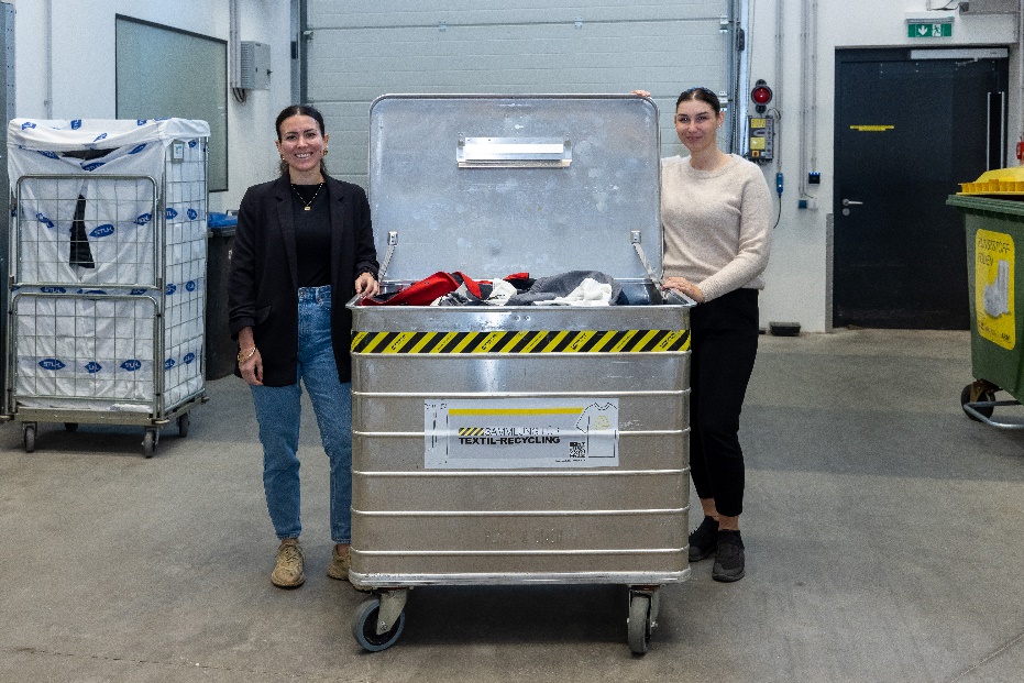 Abbildung: Alte Kleider werden für die Papierherstellung gesammelt. © Manfred Tucherl