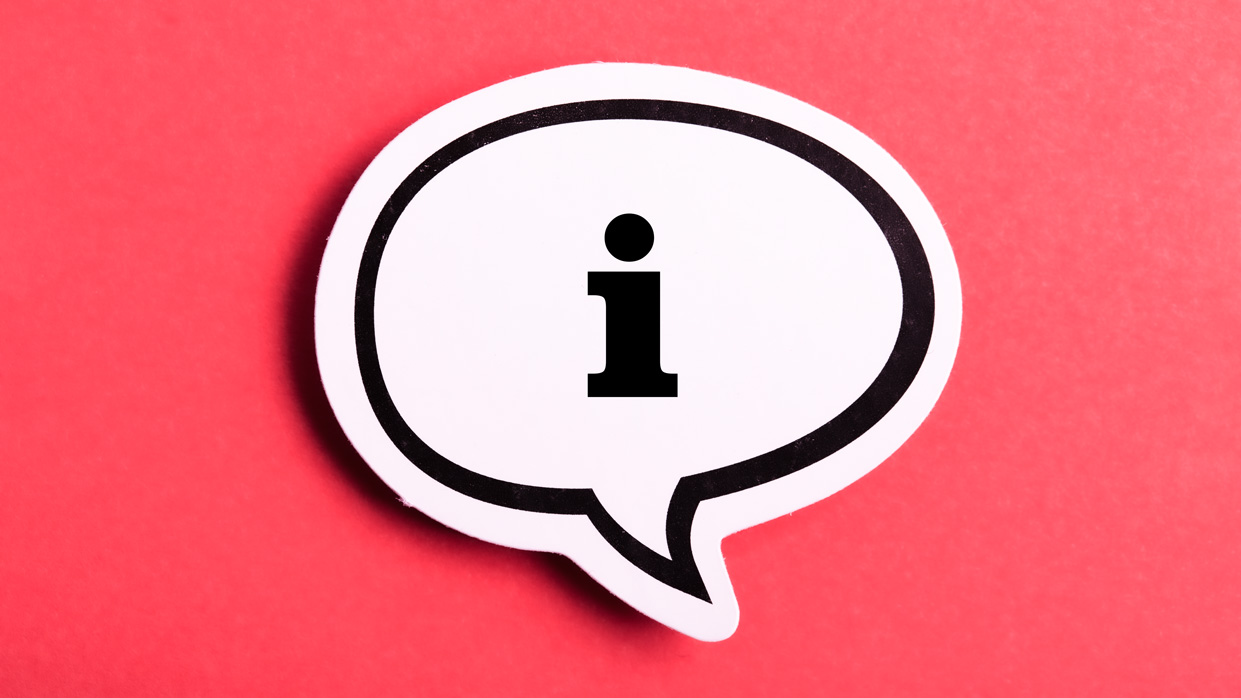 Kapitelbild: Eine weiße Sprechblase mit einem schwarzen I als Symbol für Informations vor rotem Untergrund. © istockphoto.com
