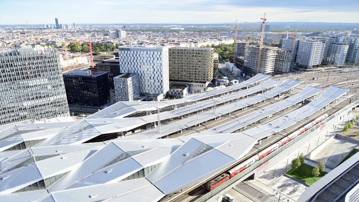 Blick auf den Wiener Hauptbahnhof und angrenzende moderne Bürogebäude