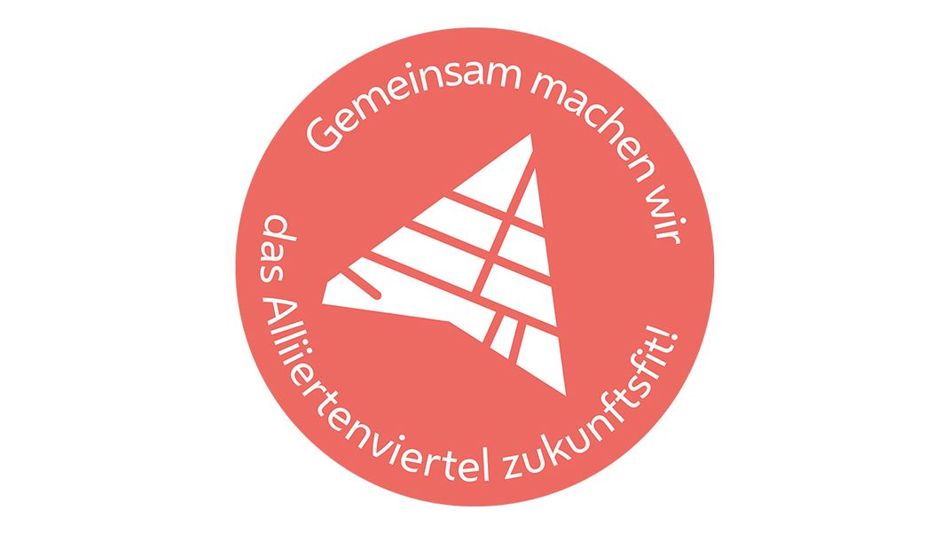 A ‘logo’ representing WieNeu+’s involvement in the Alliiertenviertel. It consists of a red circle on a white background, containing the words in curved lettering: ‘Together, we’re making the Alliiertenviertel fit for the future!’, as well as a white illustration of the Alliiertenviertel triangle.