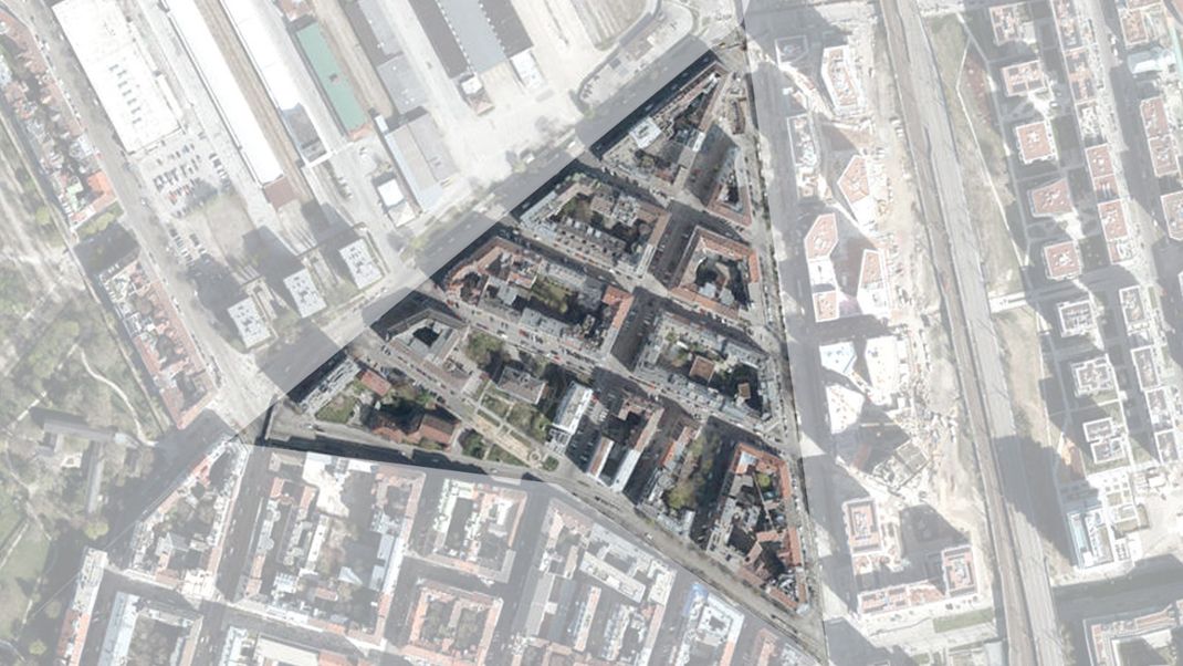 Aerial view of the Allied Quarter, which forms a triangle; the adjacent areas of the city are highlighted in grey.