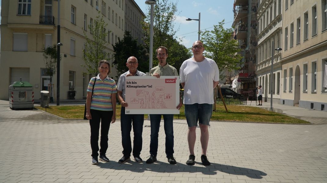 Group photo of individual climate pioneers standing in the Alliiertenviertel.
