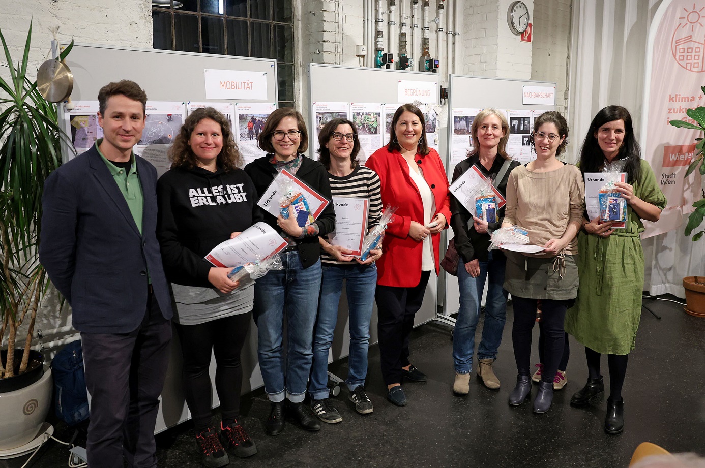 “Grätzlmarie” activists holding their certificates of appreciation, together with Deputy Mayor Kathrin Gaál and Programme Manager Stephan Hartmann 

Group photo with six "Grätzlmarie" activists holding certificates of appreciation. In their midst: Deputy Mayor Kathrin Gaál (in red) and Programme Manager Stephan Hartmann (far left)