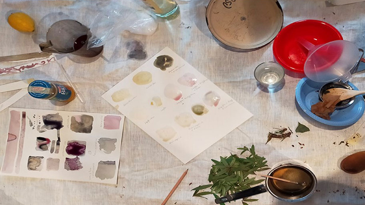 Inks from Weeds. Copyright: dunjiva kollektiv, Dunja Krcek

Tisch mit verschiedenen Malutensilien und Farbproben auf Papier.