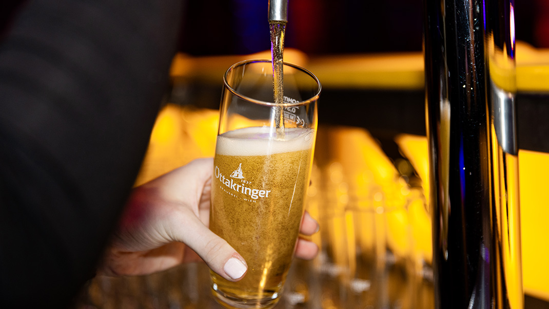 Foto: Ein Glas Bier wird gezapft