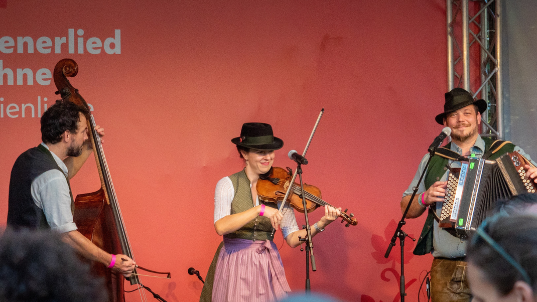 Photo of the artist or artists.