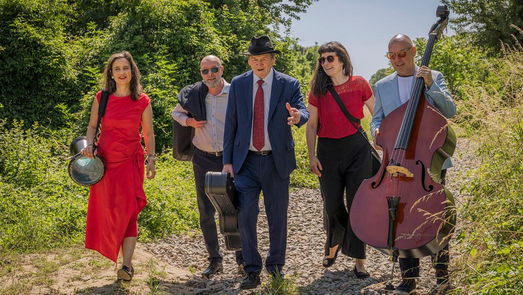 Photo of the artist or artists.