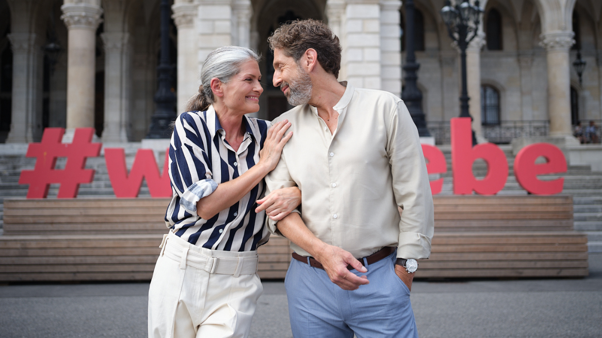 Kapitelbild: A couple at the Wienliebe Festival in front of the city hall.