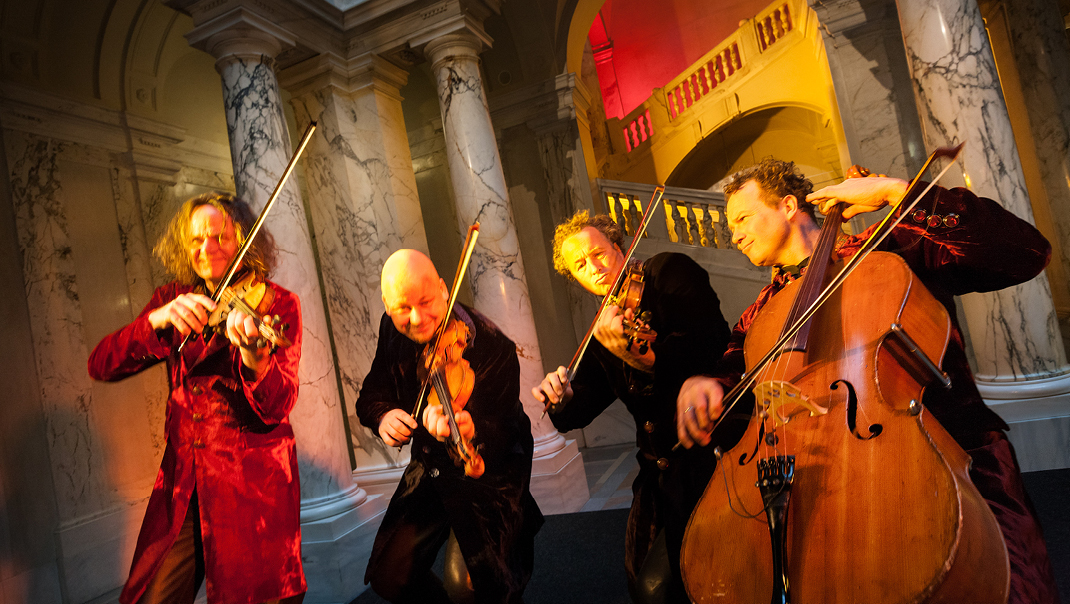 Foto der Künstler*in bzw. Künstler*innen