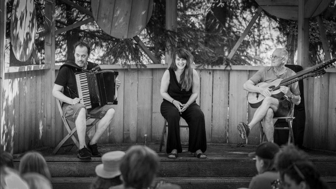 Foto der Künstler*in bzw. Künstler*innen