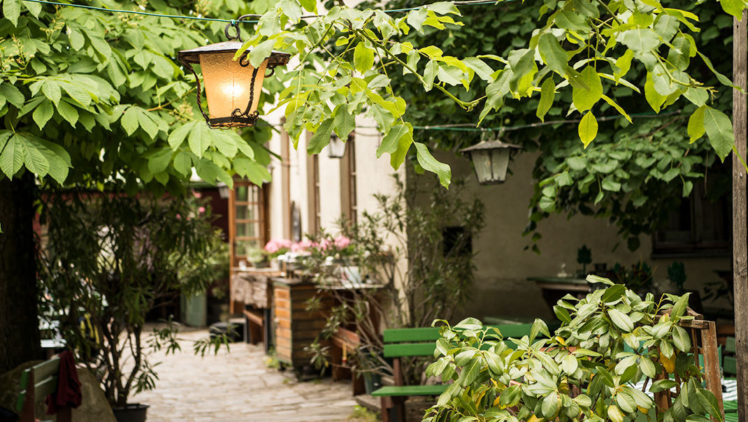 Foto eines Heurigen-Innenhofs