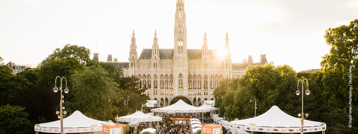 Titelbild: Wiener Rathaus und Rathauspark im Abendlicht