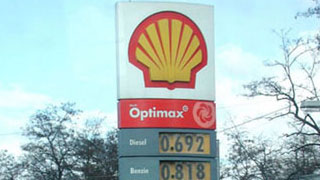 Werbepylon einer Tankstelle mit Firmenlogo, Preisangabe von Benzin und Diesel
