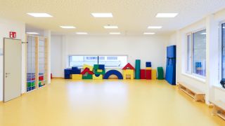 Kindergartenraum mit Langbnken und Matte