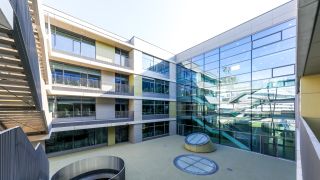 Modernes Schulgebäude mit Terrassen