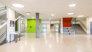 Eingangshalle des Bildungscampus