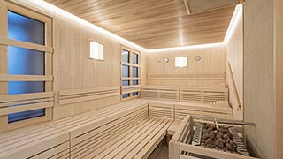 Saunabereich mit hellem Holz ausgekleidet, umlaufendes Lichtband  an der Decke