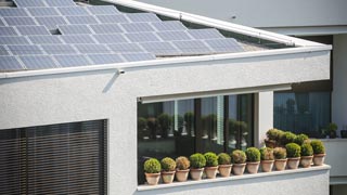 Solaranlage auf einem Dach eines Wohnhauses