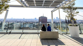 Dachgarten mit Photovoltaik-Anlage zur Beschattung