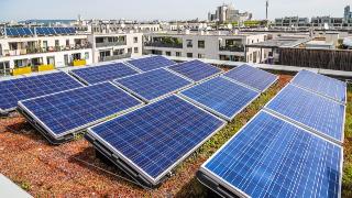 Photovoltaik-Anlage auf einem gefrünten Dach