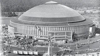 Schwarz-Weiß-Foto, Vogelperspektive, Blick auf rundes Gebäude mit Kuppeldach