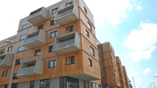 Gebäude mit Holzfassade