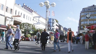 Fußgängerinnen und Fußgänger in der Fußgängerzone am Reumannplatz
