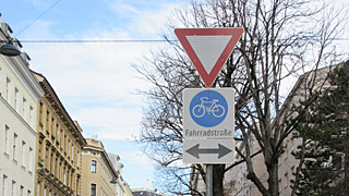 Verkehrsschild Fahrradstraße an Straßenecke