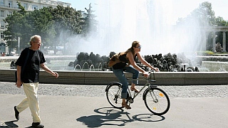 Radfahrerin und Fugnger am Schwarzenbergplatz