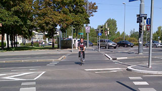 Radfahrer auf optimierter Querung der Maria-Theresien-Strae